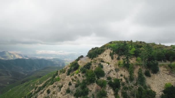 De drone vliegt over de berg, vanuit de lucht gezien op de weg naar Twin Peaks, California, USA — Stockvideo