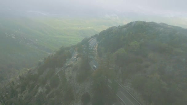 Yolları ve arabaları çeken bir insansız hava aracı, Twin Peaks, Kaliforniya, ABD yakınlarındaki dağın tepesinde hava manzarası. — Stok video