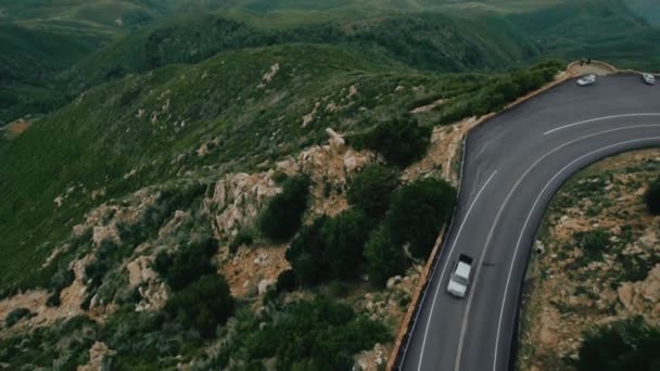 İnsansız hava aracı yılandan uçuyor, Twin Peaks, California, ABD yakınlarındaki tepelerin havadan görüntüsü. — Stok video