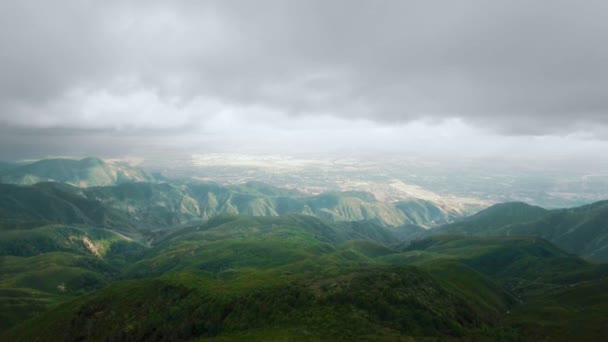 Hava görüntüsü, insansız hava aracı vadi üzerinde süzülüyor. Twin Peaks, California, ABD yakınlarında dağlar ve düzlükler var. — Stok video