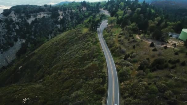 İHA yolun üzerinde uçuyor, Twin Peaks, California, ABD yakınlarındaki yeşil vadinin havadan görüntüsü. — Stok video