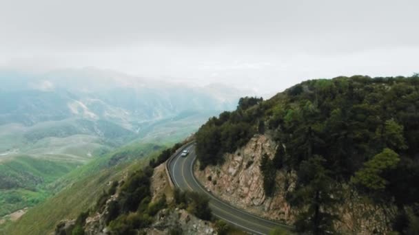 De drone filmt de berg, vanuit de lucht gezien op de bochtige weg bij Twin Peaks, California, USA — Stockvideo