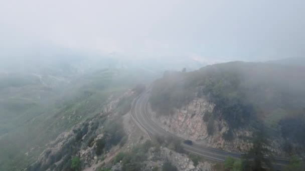 De luchtopname van de hoge berg gefilmd vanaf de drone bij Twin Peaks, California, USA — Stockvideo
