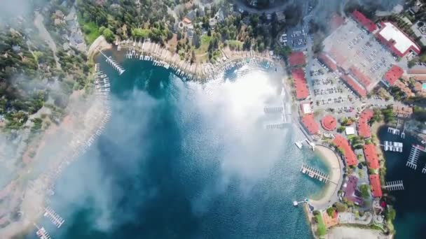 Nagranie z lotu ptaka, dron przelatujący nad brzegiem jeziora Arrowhead, Kalifornia, USA — Wideo stockowe