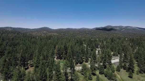 Drone gira por encima de Big Bear Observatorio solar con denso bosque en el horizonte, plano aéreo de colinas y cielos despejados en un día soleado cerca de Big Bear Lake, California, EE.UU. — Vídeo de stock