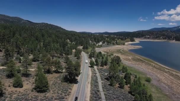 Aerial shot of forest by a lake near Big Bear Solar observatory, drone view of Big Bear Lake, California, EE.UU. — Vídeos de Stock