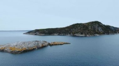 İnsansız hava aracı Superior Gölü 'nün sularındaki bir yere uçuyor, Alona Körfezi' nin havadan görünüşü, Büyük Göller, Ontario, Kanada