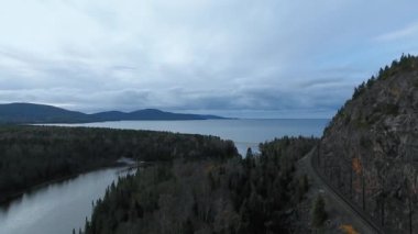 Küçük Pic Nehri 'nin havadan yüksek açılı görüntüsü, İHA' lar Superior Gölü, Büyük Göller, Ontario, Kanada 'nın çevresini vuruyor.