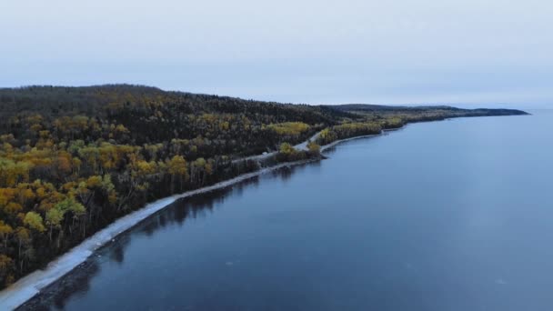 无人机沿着狭窄的苏必利尔湖海岸线飞行，对加拿大安大略省大湖区的奥洛纳湾进行空中拍摄 — 图库视频影像
