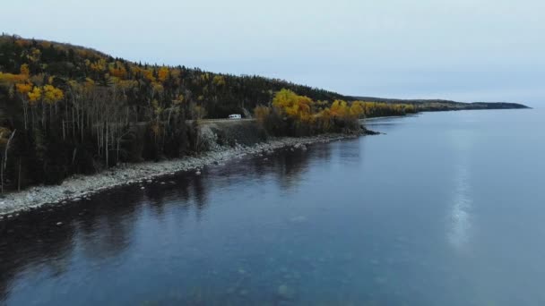 Drohne fliegt über die Küstenstraße in der Region der Großen Seen, Luftaufnahmen von Alona Bay, Lake Superior, Ontario, Kanada — Stockvideo