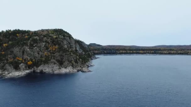 Drohne fliegt auf den Küstenbereich der Alona Bay, Lake Superior, Great Lakes, Luftaufnahmen aus Ontario, Kanada — Stockvideo