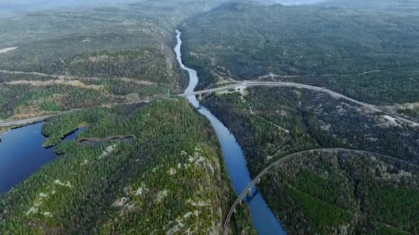 Дрони летять на великій висоті над річкою Літл - пік (англ. Little Peak River), панорамним видом природи в Онтаріо, Канада. — стокове відео