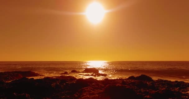 İnsansız hava aracı gün batımında sahilde süzülüyor, Laguna Beach, California, ABD 'deki parlak okyanus yüzeyinin hava görüntüleri. — Stok video