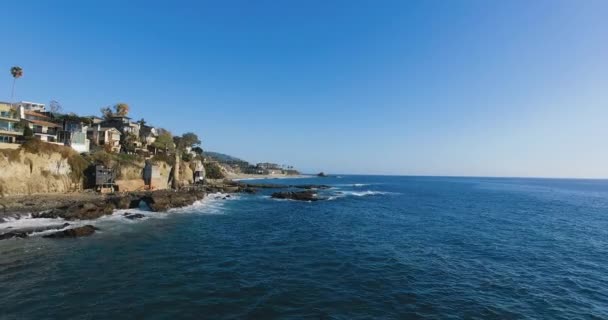 Aerial footage of steep cape and houses on it, drone filming the pacific coast at Laguna Beach, California, USA — Stock Video