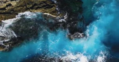 Yüksek irtifada havadan çekim, beyaz dalgaların ve kayaların Laguna Sahili, Kaliforniya, ABD sahillerindeki İHA görüntüleri.