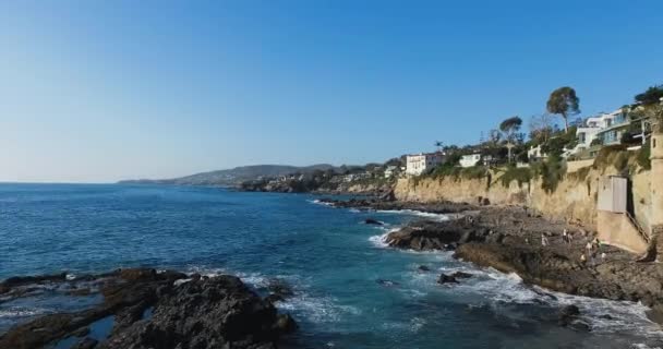 Drone πετούν πάνω από την παραλία της Καλιφόρνια, λήψη εναέρια πλάνα από την επιφάνεια του νερού του ωκεανού στο Laguna Beach, ΗΠΑ — Αρχείο Βίντεο