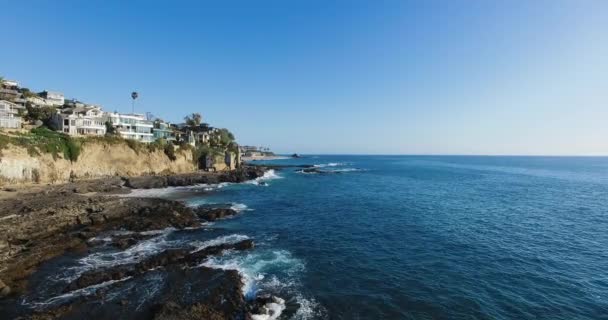 The drone filming the waves crashing against the rocks of the beach, aerial shot of Laguna Beach, California, USA — Stock Video