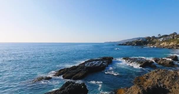 Drone shows the horizon at the west coast. Aerial footage of a beach in California, Laguna Beach, USA — Stock Video