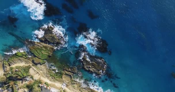 Letecký výstřel ve vysoké nadmořské výšce vln narážejících na skály, bezpilotní výstřel z pobřeží oceánu na Laguna Beach, Kalifornie, USA — Stock video