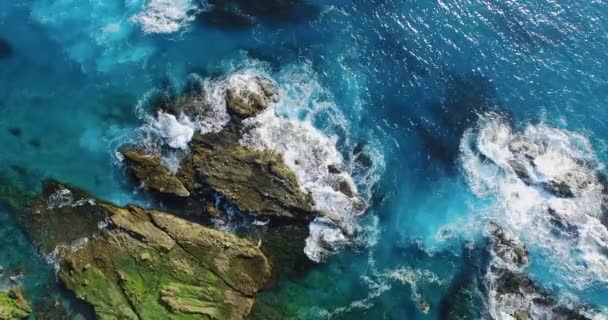 Dron se vznesl nad americkou pláží a mířil k obzoru na Laguna Beach, Kalifornie, USA — Stock video