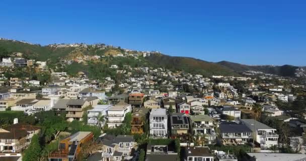 Drone voa sobre casas na costa do Pacífico, imagens aéreas da cidade costeira em Laguna Beach, Califórnia, EUA — Vídeo de Stock