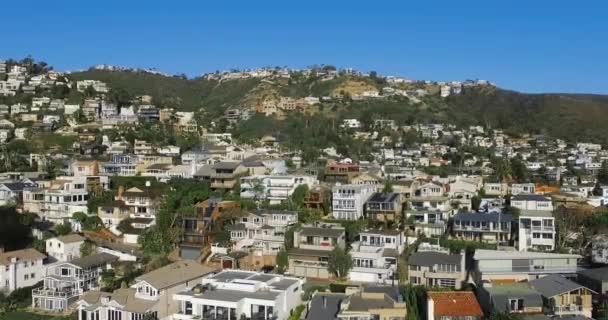 Drone hovers over a small coastal town, aerial footage from Laguna Beach, California, USA — Stock Video