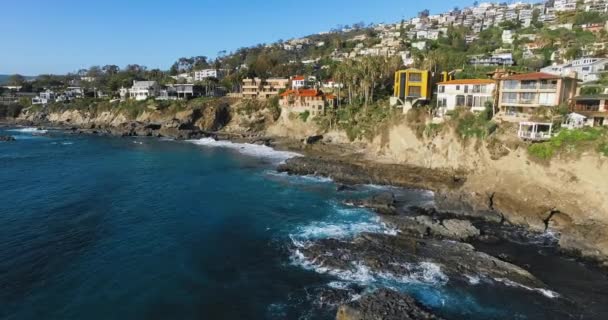 Aerial shot of the coastal area in California, drone footage of neigborhood at Laguna Beach, USA — Stock Video