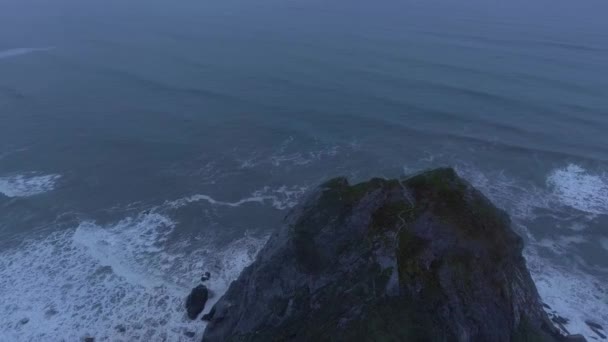 Drone Repül Fel Tetejére Egy Magas Szikla Légi Kilátás Nyílik — Stock videók