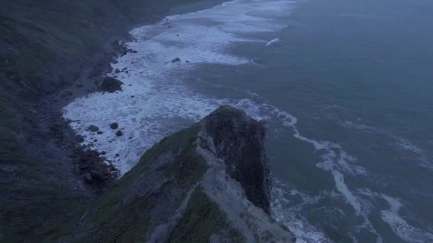 Drone Flies Steep High Cliff Aerial Veiw Pacific Ocean Waters — Stock Video