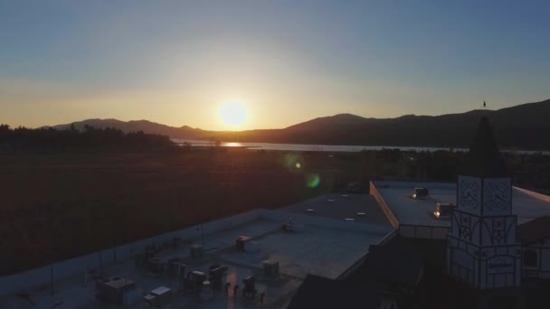 Drone Mueve Sobre Capilla Atardecer Horizonte Lago Blanco Cerca Big — Vídeo de stock