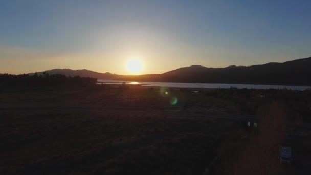 Drone Dispara Por Sol Sobre Montanhas Lago Perto Observatório Big — Vídeo de Stock