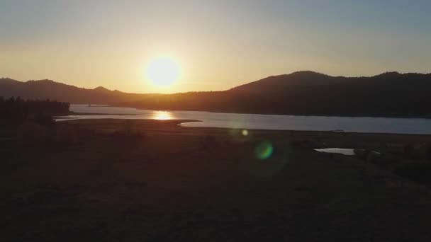 Drone Eleva Atardecer Sobre Lago Las Montañas Cerca Del Observatorio — Vídeos de Stock