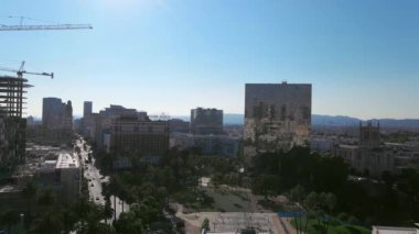 Güneşli bir günde Merkez Adliye 'nin panoramik hava görüntüsü, Lafayette Park bölgesinin insansız hava aracı görüntüsü, Los Angeles, Kaliforniya, ABD