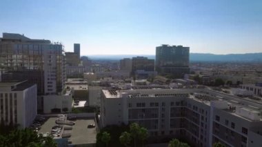 Güneşli bir günde, Los Angeles, Kaliforniya şehir merkezinin insansız hava aracı görüntüsü.