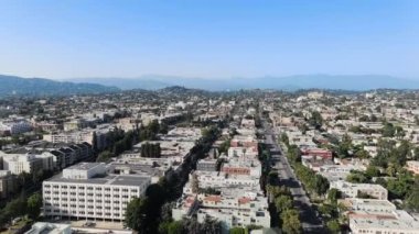 İnsansız hava aracı, güneşli bir günde şehrin üzerinde yükseliyor. Los Angeles, Kaliforniya şehir merkezinin hava görüntüsü.
