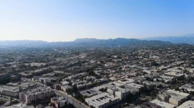 İnsansız hava aracı kamerası güneşli bir günde şehrin üzerinde yükseliyor. Los Angeles, Kaliforniya, ABD 'den gelen panoramik hava görüntüsü.