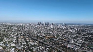 Yazın şehrin tepeden aşağı görüntüsü, Los Angeles, Kaliforniya 'nın insansız hava aracı videosu..