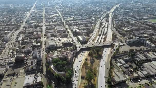 로스앤젤레스 중심가 상공에 카메라 캘리포니아의 도로에서의 항공기의 — 비디오