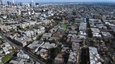 Yazın finans bölgesi ve tırpanların hava manzarası, Los Angeles şehir merkezinin insansız hava aracı panoraması, Kaliforniya, ABD.