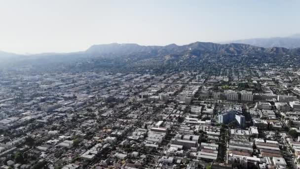 Drone Beweegt Zich Stad Met Bergen Achtergrond Luchtbeelden Van Het — Stockvideo