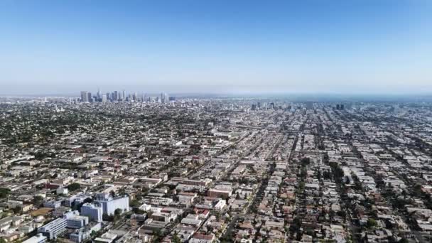 在阳光灿烂的夏天 美国加利福尼亚州洛杉矶市中心的空中全景 无人机俯瞰全城 — 图库视频影像