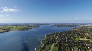 Güneşli bir günde yaz parkının insansız hava aracı görüntüsü, Prens Edward Adası, Charlottetown, Kanada