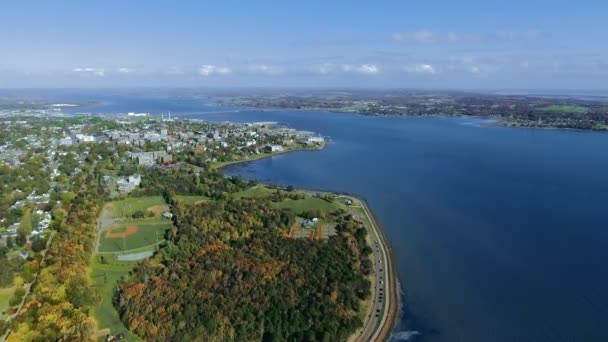 在阳光明媚的日子里，空中拍摄到加拿大夏洛特城爱德华王子岛上的无人驾驶飞机景观 — 图库视频影像