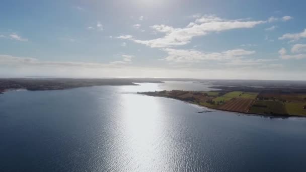 Panorama aéreo do mar em um dia ensolarado, vista drone da Ilha do Príncipe Edward e Charlottetown, Canadá — Vídeo de Stock