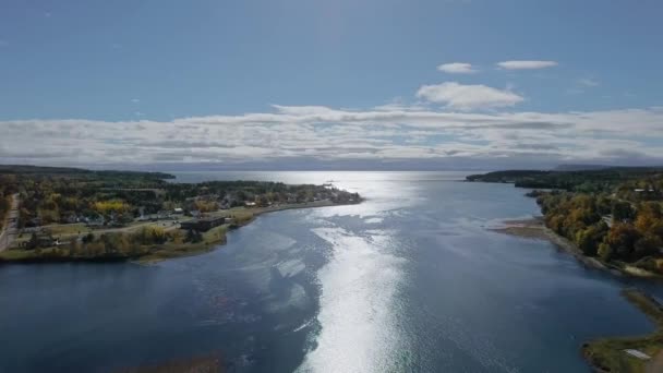 Drone υψώνεται πάνω από το λιμάνι την ηλιόλουστη ημέρα του φθινοπώρου, εναέρια πανόραμα του Parrsboro, Nova Scotia, Καναδάς — Αρχείο Βίντεο