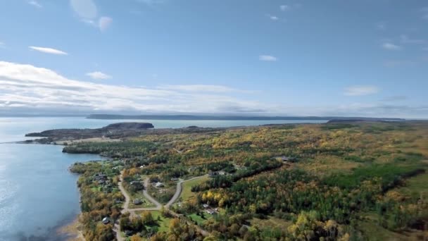 Drone shots overhead view of foresty island, antenn panorama över Parrsboro, Nova Scotia, Kanada — Stockvideo
