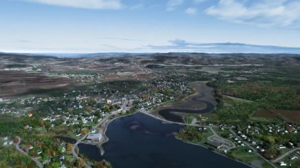 Drone utsikt över liten stad bland skogen i Parrsboro, antenn utsikt över kuperad bakgrund i Nova Scotia, Kanada — Stockvideo