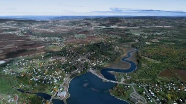 森林、丘、町のパノラマの空中ビュー、カナダのノバスコシア州Parrsboroのドローン映像 — ストック動画