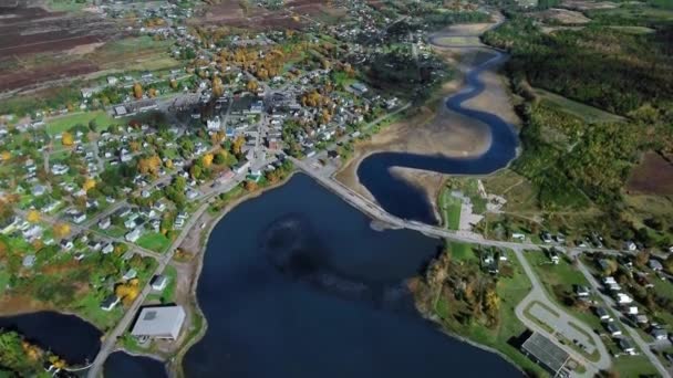 Panoráma drón kilátás kisváros közelében Parrsboro kikötő egy napsütéses napon, légi felvétel, Új-Skócia, Kanada — Stock videók