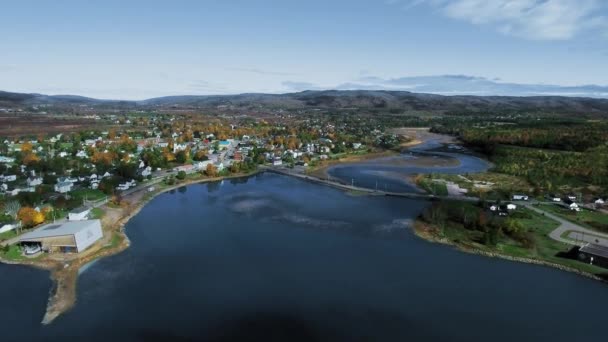Légi kamera ereszkedik le a kikötőbe egy kisvárossal a háttérben, drónfelvételek Parrsboróból, Új-Skóciából, Kanadából — Stock videók